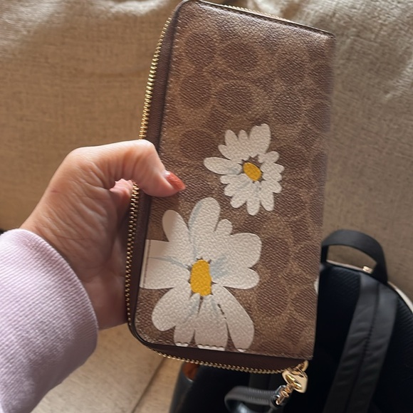 Daisy 🌼 Coach backpack and lg wallet - Picture 6 of 10